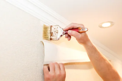 Pose de papier peint à Landigou — revêtements muraux et toiles de verre